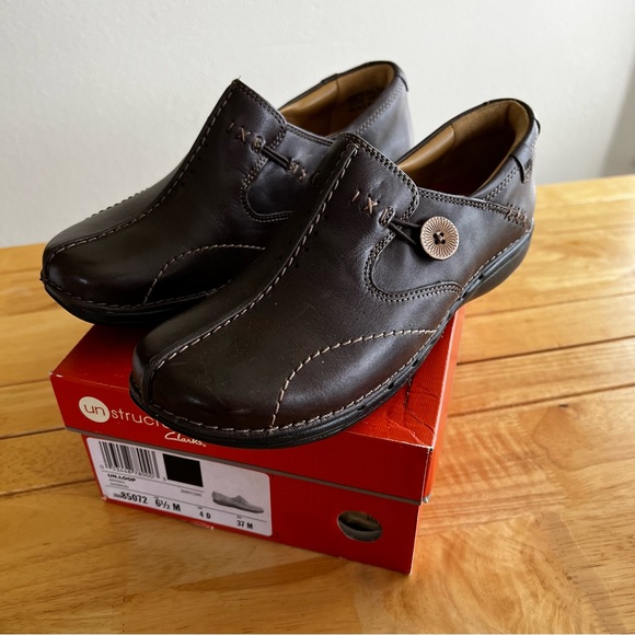 Clarks Shoes - BNWB womens 6.5 Unstructured Clark’s Un-Loop Brown Marron